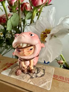 还别说！真一模一样！
这粉蛤蟆拿 活着 改的吧！！🧐