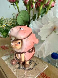 还别说！真一模一样！
这粉蛤蟆拿 活着 改的吧！！🧐