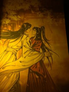 “来见一位不爱撑伞的姑娘,为她遮蔽一场雨。”
“但我知道,