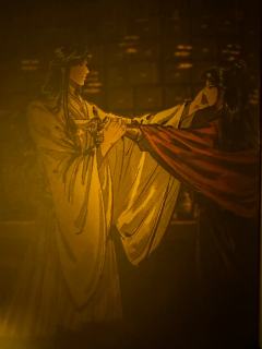 “来见一位不爱撑伞的姑娘,为她遮蔽一场雨。”
“但我知道,