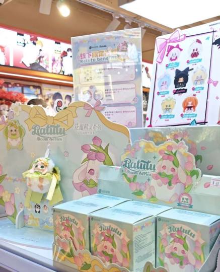 新品上架丨Ratutu花瓣精灵系列
每一片花瓣都藏着一个甜美的秘密✨
Ratutu带着无限的温柔与美好💫
Ratutu花瓣精灵系列已线下开售🔛
【产品信息】
69元/小盒  414元/端盒
【线下限定