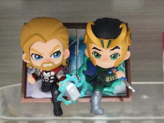 遇到了好价就入手了，锤基这一套相框价格真的很香，而且脸做的和动态特效做的特别好，值得收藏，两边拼一起扣，剩下的画板也可以拼在一起当作冰箱贴！！！真香啊