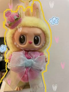 入手的第一个Labubu吊卡，经典小黄鸡🐥

柔和的黄、粉