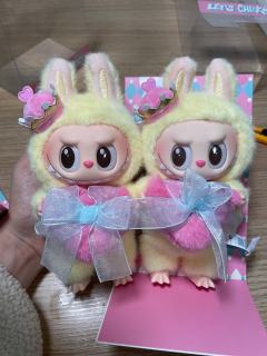 入手的第一个Labubu吊卡，经典小黄鸡🐥

柔和的黄、粉