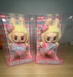 入手的第一个Labubu吊卡，经典小黄鸡🐥

柔和的黄、粉