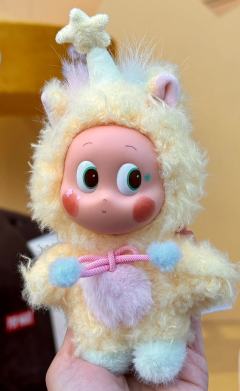 入手的第一个Labubu吊卡，经典小黄鸡🐥

柔和的黄、粉