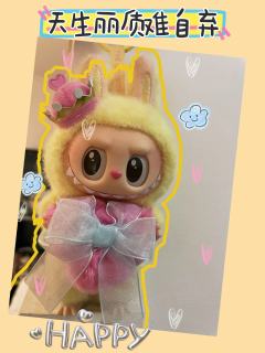 入手的第一个Labubu吊卡，经典小黄鸡🐥

柔和的黄、粉