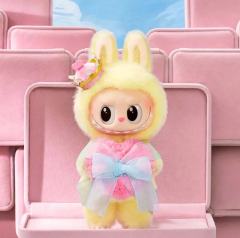 入手的第一个Labubu吊卡，经典小黄鸡🐥

柔和的黄、粉