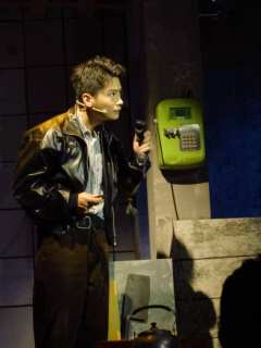 开始刘青春在舞台坐了五分钟玩魔方，发现五分钟魔方都没有归位的