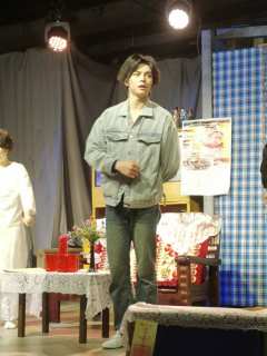 开始刘青春在舞台坐了五分钟玩魔方，发现五分钟魔方都没有归位的