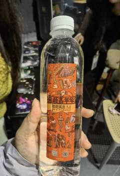 开始刘青春在舞台坐了五分钟玩魔方，发现五分钟魔方都没有归位的