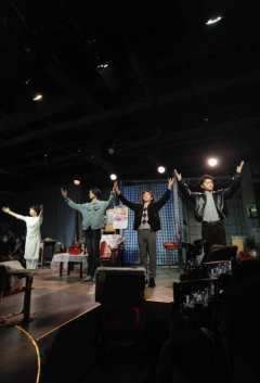 开始刘青春在舞台坐了五分钟玩魔方，发现五分钟魔方都没有归位的