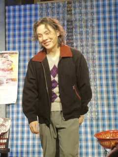 开始刘青春在舞台坐了五分钟玩魔方，发现五分钟魔方都没有归位的