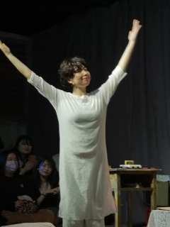 开始刘青春在舞台坐了五分钟玩魔方，发现五分钟魔方都没有归位的