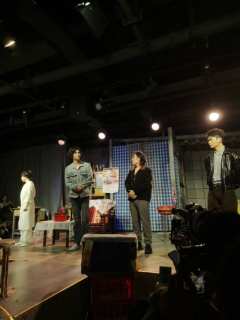 开始刘青春在舞台坐了五分钟玩魔方，发现五分钟魔方都没有归位的