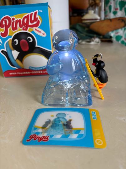 实物特别特别惊艳！冰雕很大很有质感，还能发光🌟和真正的冰灯雕塑观感一样清凉晶莹！小企鹅pingu是经典ip，值得收藏！