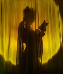 “神佛无眼，尔虞我诈，万事求己，活着即是最好的反击。”

�