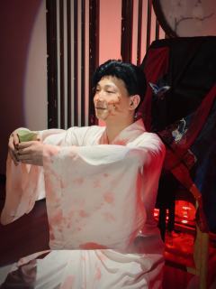 “神佛无眼，尔虞我诈，万事求己，活着即是最好的反击。”

�