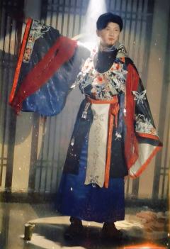 “神佛无眼，尔虞我诈，万事求己，活着即是最好的反击。”

�