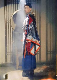 “神佛无眼，尔虞我诈，万事求己，活着即是最好的反击。”

�