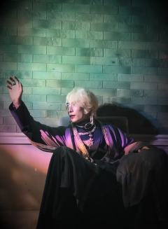 “神佛无眼，尔虞我诈，万事求己，活着即是最好的反击。”

�