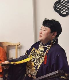 “神佛无眼，尔虞我诈，万事求己，活着即是最好的反击。”

�