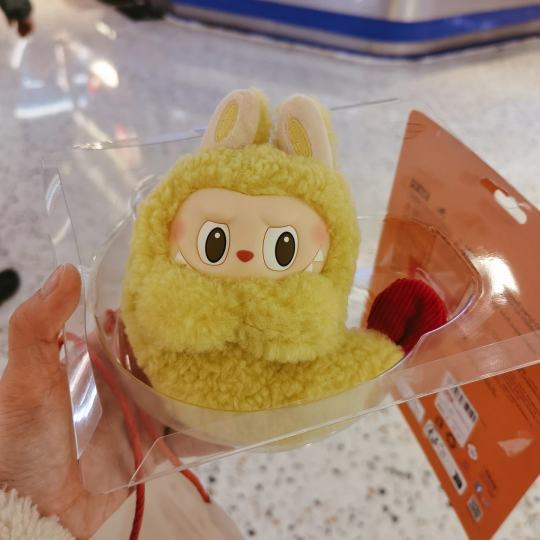 下午在小程序没抢到，晚上吃完饭去店里逛逛，居然看到炸虾，我小跑过去的哈哈哈哈哈哈。等等党又胜利了，终于等来在门店买得到的这天，我一直在等。