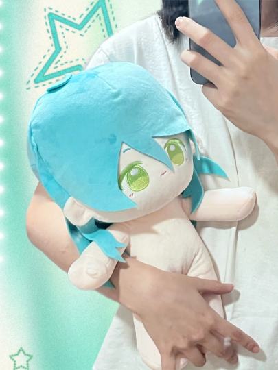 这个大小真的太微妙了，孩子一回家就抱上了没放下来过…当初线下看了实物，被一整个萌晕。童心娃真该归类进实用周边里。甚至怀疑设计理念一开始就冲着陪睡去的。非常软…非常非常软…很好抱