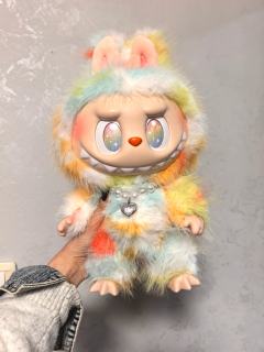 彩色Labubu入手好喜欢啊…
摸起来好舒服…