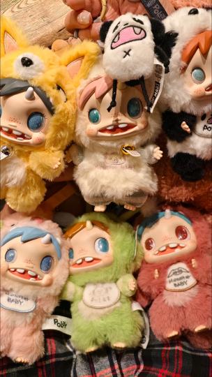 2025潮玩年度最佳IP，我一定要投宝拉一票，
八月份参加了北京PTS展会，宝拉的搞怪和个性的脸一下子就把我吸引了。从那之后我就开始关注宝拉这个IP，先是买了一代盲盒手办，每一只都做的很精致，色彩，造