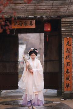 时隔多年终于拍上了这套，随便找了个小山庄拍都很好看，就是衣服