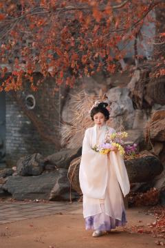 时隔多年终于拍上了这套，随便找了个小山庄拍都很好看，就是衣服