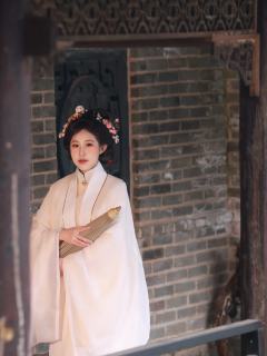 时隔多年终于拍上了这套，随便找了个小山庄拍都很好看，就是衣服