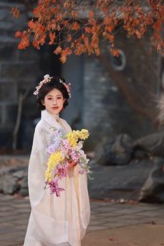 时隔多年终于拍上了这套，随便找了个小山庄拍都很好看，就是衣服