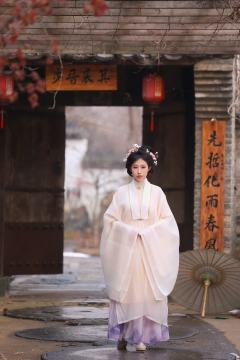 时隔多年终于拍上了这套，随便找了个小山庄拍都很好看，就是衣服