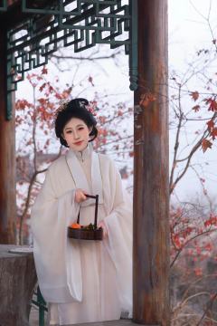 时隔多年终于拍上了这套，随便找了个小山庄拍都很好看，就是衣服