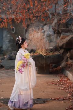 时隔多年终于拍上了这套，随便找了个小山庄拍都很好看，就是衣服