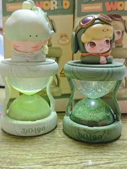 宇宙之梦沙漏金绿色带蓝色闪粉，特别清透。不过走山路有一点混浊，大概是因为山中有泥巴？？哈哈哈哈哈