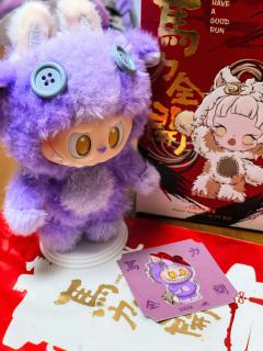 这次新品最喜欢的就是这个 将Labubu的经典怪萌元素与马年
