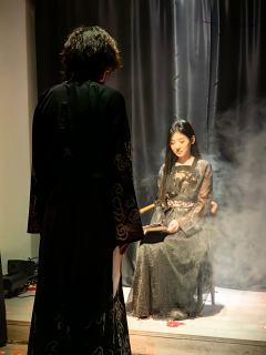 对女生极为友好 男生则真要坐《壁上观》了
4女2男的《壁