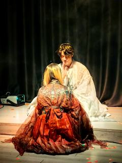 对女生极为友好 男生则真要坐《壁上观》了
4女2男的《壁