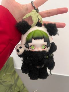 吊卡要都拆掉当作挂件了 这只真的好看，特别是眼睛，还有熊猫国