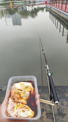 没办法，拗不过孩子喜欢，还是买了，
一顿饭钱的事，又不是买不