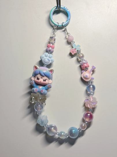 买了一端回来， 挑了最喜欢的一颗奖励自己一条手机链