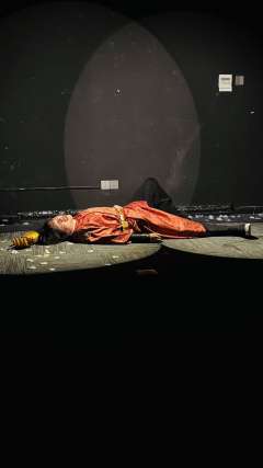 生民如草芥,王度渐缁磷。
丛借还无日,狐威假不驯。
骄矜行