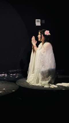 生民如草芥,王度渐缁磷。
丛借还无日,狐威假不驯。
骄矜行