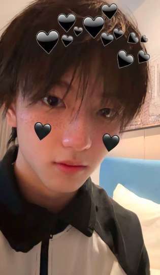 不敢相信王橹杰怎么敢打开手机的啊啊啊啊，我看这张壁纸都会心动