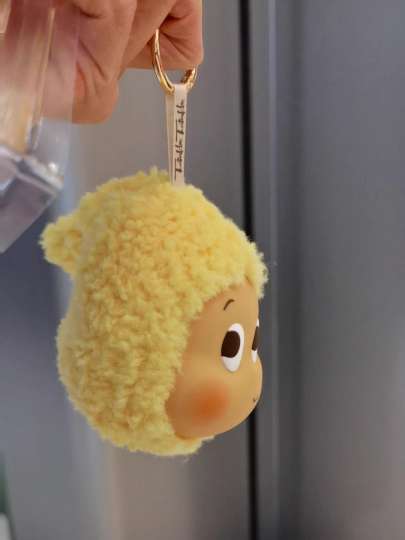 又一次在门店遇到补货，以前这个耳机包在星星人没爆火的时候经常看到店里有，想起为啥不买，因为觉得它脸好大，显得头好秃哈哈哈。