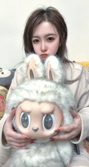 终于在第n次补货抢到了大天使！心心念念终于买到了！都说现在版本黑毛很多，但是还是好好看，爱死了。你们的大天使也是黑黑的吗