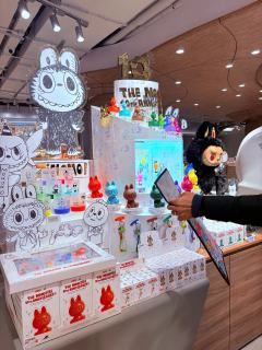 姐妹本来想抽橙色或绿色配17，没想到抽来的蓝黄色比预期好看，